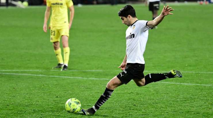 VÀO! Đó là một cú sút phạt đền hoàn hảo của Carlos Soler (Valencia) về phía bên trái khung thành, không có một chút cơ hội nào cho thủ môn Sergio Asenjo để cản phá!