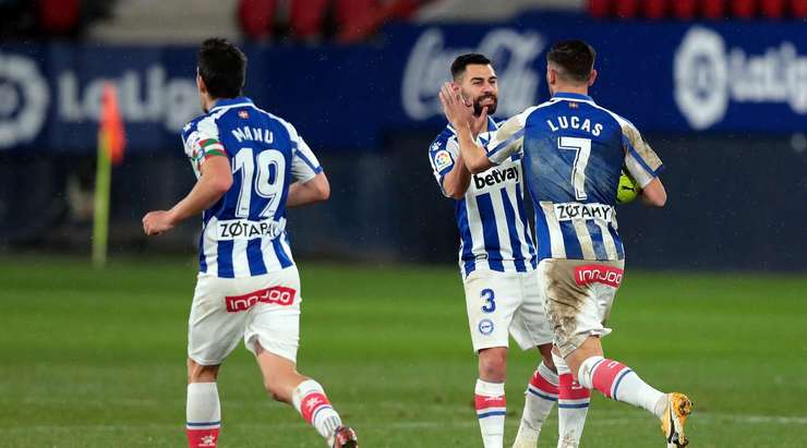 Lucas Perez (Alaves) không phạm sai lầm nào trên chấm phạt đền, anh ta chờ thủ môn Sergio Herrera đổ người rồi mới nhẹ nhàng sút bóng vào chính giữa khung thành.