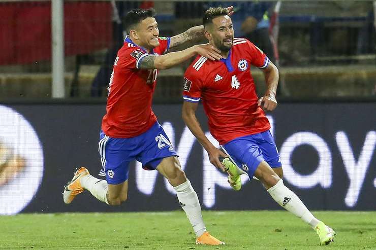 Vào! Mauricio Isla (Chilê) len lỏi qua các cầu thủ đối phương trước khi tung một cú sút tuyệt diệu từ rìa vòng cấm vào góc thấp bên trái mành lưới. Thủ môn Antony Silva đã không có cơ hội nào để chạm vào quả bóng. Tỉ số là 2:0.