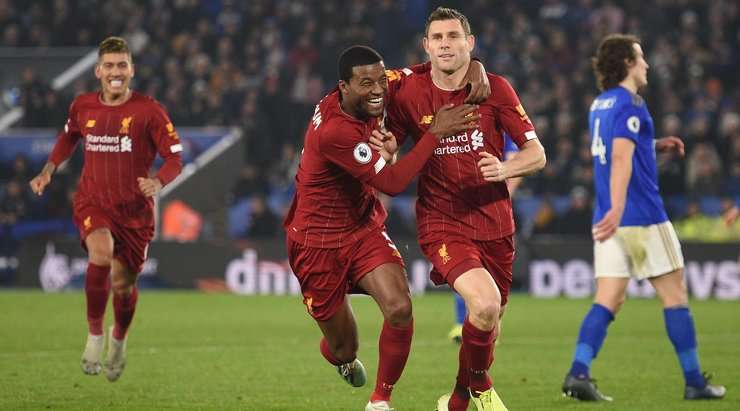 Vào! James Milner (Liverpool) giành chiến thắng trên chấm phạt đền bằng một cú sút chìm không thể cản phá, vượt qua tầm với của thủ môn Kasper Schmeichel vào giữa khung thành.