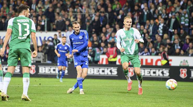 VÀO! Sebastian Polter đón quả tạt trong vòng cấm và đánh đầu về phía bên kia khung thành, nơi Dominick Drexler (Schalke) đang ẩn nấp và cầu thủ này dễ dàng chích bóng vào lưới. 2:1.