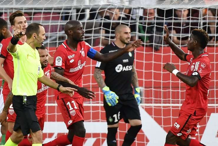 Vào! Julio Tavares (Dijon) sút bóng vào góc phải khung thành, vượt qua tầm với của Stephane Ruffier dù thủ môn đã đổ người hết cỡ.
