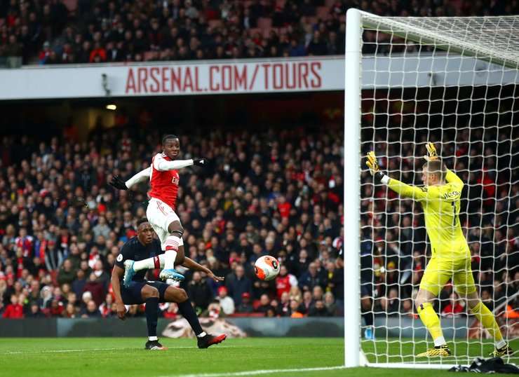 Edward Nketiah (Arsenal) đón đường căng ngang hoàn hảo vào sâu bên trong vòng cấm từ Bukayo Saka và tung cú sút chuẩn xác vào góc thấp bên phải. Tỉ số đã được nâng lên: 1:1.