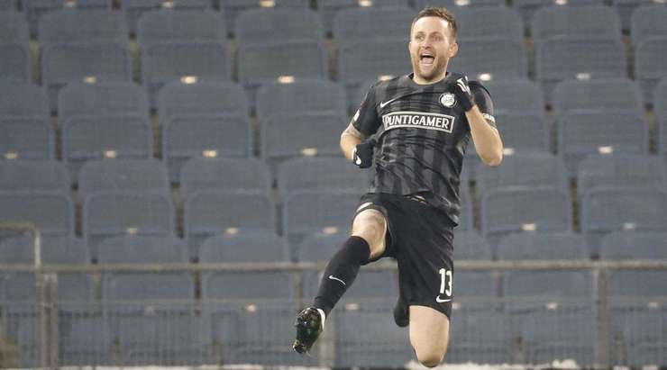 VÀO! Đó là một cú sút phạt đền hoàn hảo của Jakob Jantscher (Sturm Graz) về phía góc cao bên trái, không có một chút cơ hội nào cho thủ môn Radoslaw Majecki để cản phá!