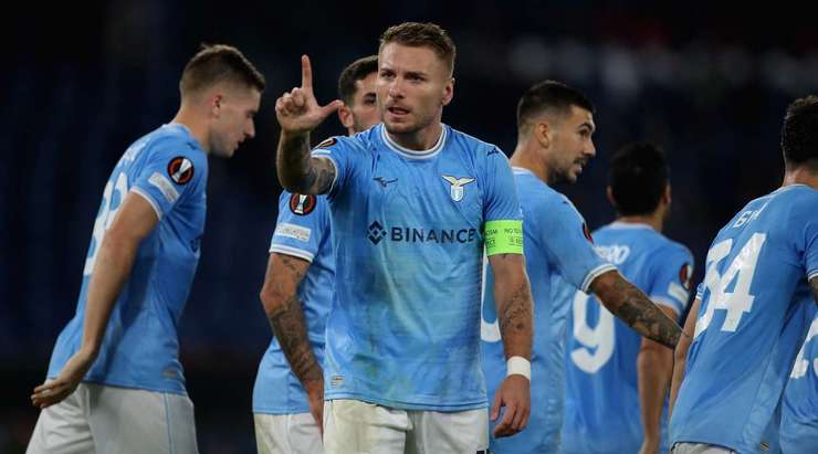Vào! Ciro Immobile (Lazio) giành chiến thắng trên chấm phạt đền bằng một cú sút không thể cản phá, vượt qua tầm với của thủ môn Jorg Siebenhandl vào góc phải khung thành.