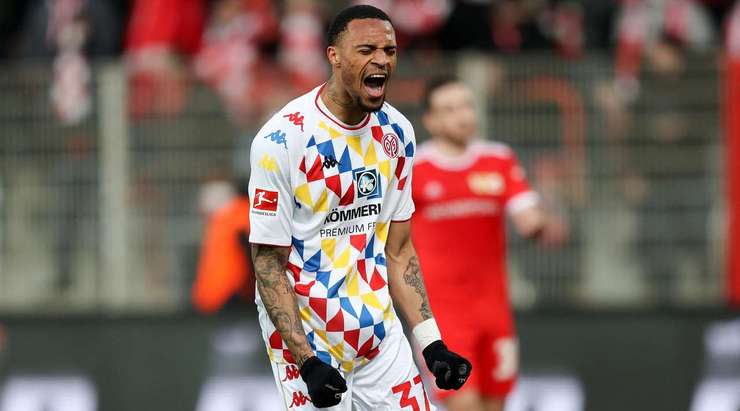 Delano Burgzorg (Mainz) nhận một đường chuyền thú vị bên trong vòng cấm và anh sút bóng lọt qua thủ môn vào lưới. Một pha dứt điểm xuất sắc!