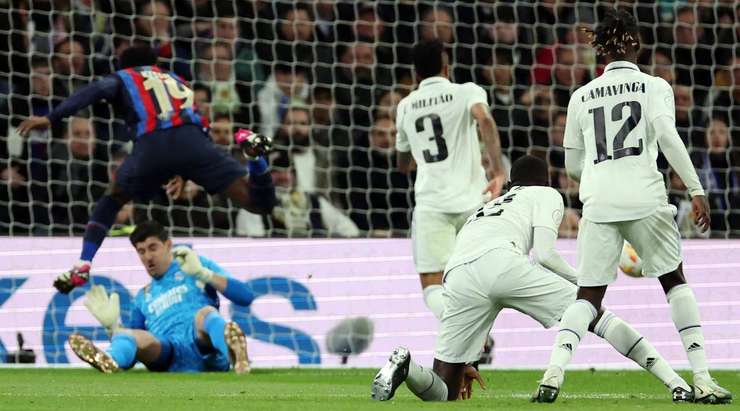Đây là một ví dụ về việc may mắn không đứng về phía bạn. Eder Militao (Real Madrid) có vẻ như hơi bị mất phương hướng và anh đã đưa quả bóng về đốt lưới nhà!