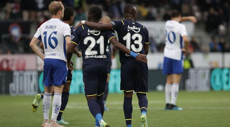 Vào! Enner Valencia (Fenerbahce) chớp cơ hội sau một tình huống bóng bật ra trong vòng cấm và đánh bại thủ môn với một cú sút vào góc thấp bên trái. Tỉ số đã được nâng lên: 0:1.