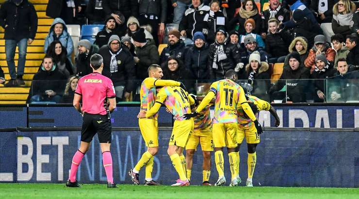 Một pha dứt điểm xuất sắc! M'Bala Nzola (Spezia) khống chế gọn gàng đường chuyền từ Kevin Agudelo tại rìa vòng cấm, sau đó, anh tung một cú sút căng đi chìm vào giữa khung thành. Tỉ số là 2:2.