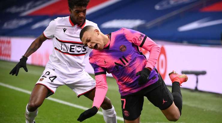 Jeremie Pignard thổi phạt một pha phạm lỗi. Andy Pelmard (Nice) vừa đốn ngã một cầu thủ đối phương. Một quả đá phạt được dành cho Paris SG.