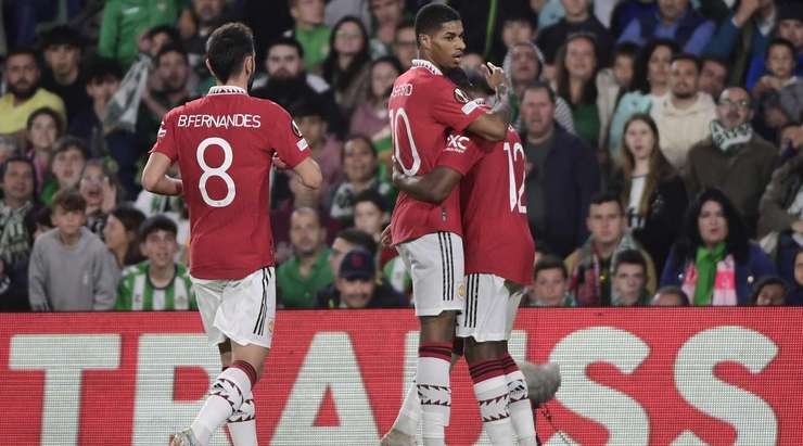 Marcus Rashford (Manchester United) nhận một đường chuyền và quyết định sút từ khoảng cách chừng 20 mét. Cú ra chân của anh phải nói là hoàn hảo! Bóng đi ra ngoài tầm với của thủ môn và đi vào sát mé trong cột dọc bên phải.