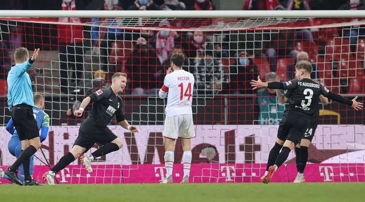 Vào! Andre Hahn (Augsburg) sút bóng bật ra vào góc phải phía dưới sau khi bóng đến chỗ anh ấy trong vòng cấm. Tỉ số là 0:1.