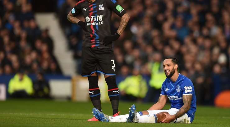 Trận đấu đang bị gián đoạn, Theo Walcott (Everton) bị choáng sau cú va chạm và các nhân viên y tế phải vào sân.
