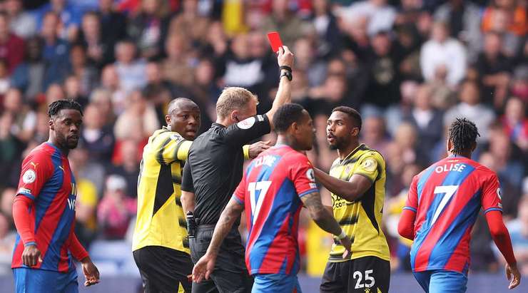 Hassane Kamara (Watford) phạm lỗi và rốt cuộc nhận chiếc thẻ vàng thứ hai, đồng nghĩa với một chiếc thẻ đỏ và hậu quả là anh sẽ phải rời sân. Huấn luyện viên chắc chắn sẽ không hài lòng. Đội bóng sẽ phải chơi thiếu người và anh sẽ bị treo giò ít nhất là hết trận tiếp theo.