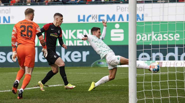 Marco Meyerhofer (Greuther Furth) được trao một cơ hội tốt! Anh nhận một đường chuyền bổng và có khoảng trống ở bên trong vòng cấm, nhưng cú dứt điểm của anh lại đưa bóng đi vọt xà ngang trong gang tấc. Bóng đã đi hết đường biên ngang và Freiburg sẽ có một quả phát bóng lên.