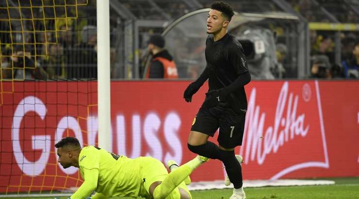 Vào! Đường trả bóng về tuyến hai từ đường biên ngang của Marco Reus kiến tạo cơ hội cho Jadon Sancho (Dortmund) dễ dàng sút bóng vào góc thấp bên phải khung thành. Tỉ số là 3:0.
