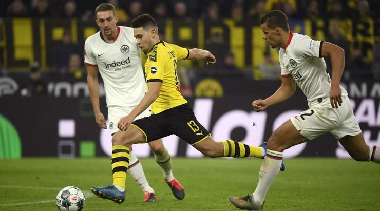 Vào! Raphael Guerreiro (Dortmund) đón bóng bật ra và từ rìa vòng cấm, anh ấy tung một cú sút chìm đi vào góc phải phía dưới. Kevin Trapp không thể ngăn bóng vào lưới. Tỉ số là 4:0.