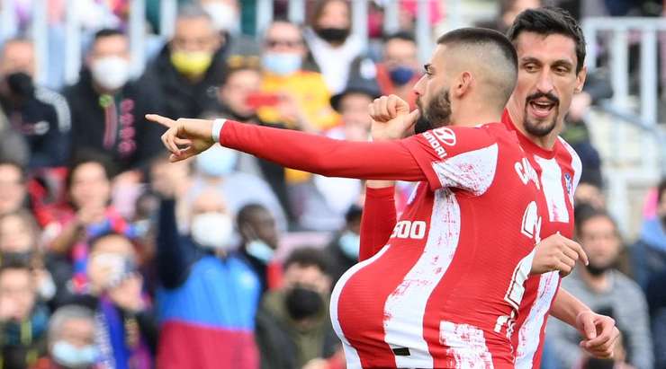 Vào! Luis Suarez tung một đường chuyền tuyệt vời đến vị trí của Yannick Carrasco (Atl. Madrid) trong vòng cấm, và cầu thủ này tận dụng rất tốt cơ hội để dứt điểm gọn gàng vào góc thấp bên trái. 0:1.