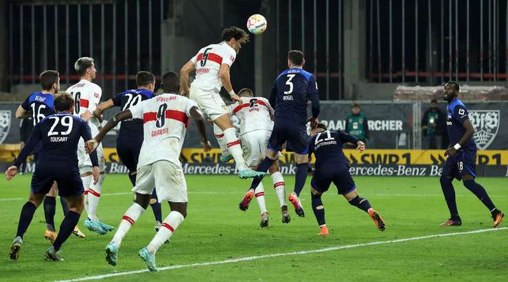 Konstantinos Mavropanos (VfB Stuttgart) đón được quả phạt góc của Borna Sosa và tung một cú đánh đầu từ xa về phía khung thành. Bóng đi đập cột dọc bên phải vào lưới và tỉ số là 2:1.