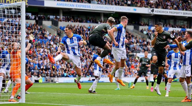 Mohamed Elyounoussi (Southampton) bật cao hơn các hậu vệ đối phương trong vòng 5m50 để đón quả phạt góc và ghi bàn với một cú đánh đầu rất tốt vào góc thấp bên phải. Thủ môn đã không kịp phản ứng trong tình huống vừa rồi. Tỉ số bây giờ là 2:1.
