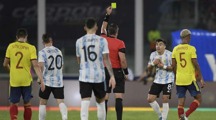 Marcos Acuna (Argentina) phải nhận thẻ vàng sau một pha tranh chấp bóng, và anh ấy trông rất giận dữ với quyết định của trọng tài.