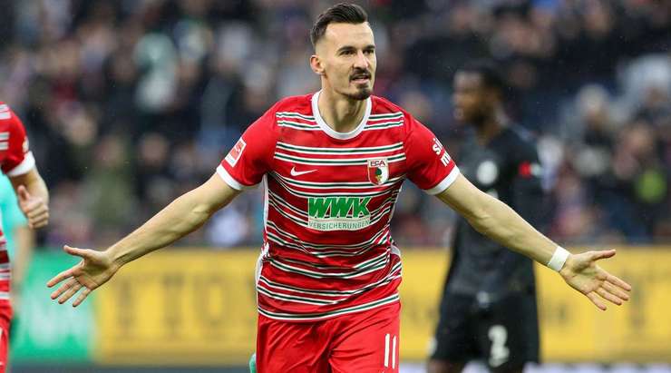 Một cú dứt điểm tinh tế của Mergim Berisha (Augsburg). Cú sút từ rìa vòng cấm địa đưa bóng đi thẳng vào phía trong cột dọc bên trái.