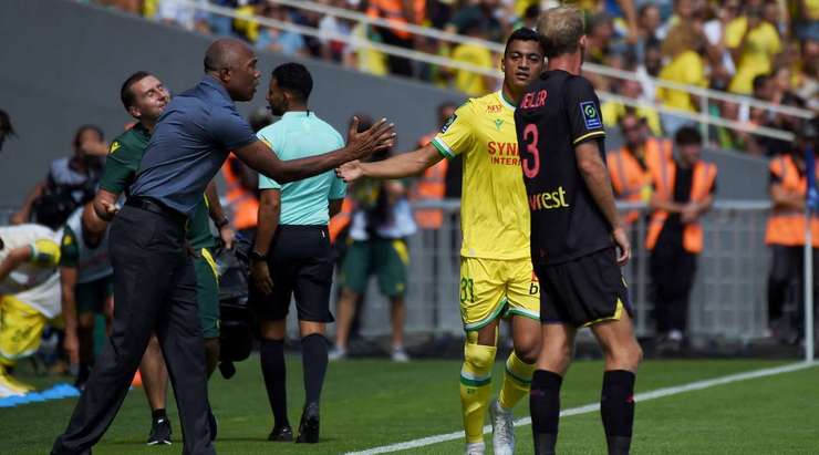 Đó là một bàn thắng! Tỉ số được nâng lên 2:1. Mostafa Mohamed (Nantes) nhảy lên cao nhất để đón quả tạt hoàn hảo từ Evann Guessand và tung một cú đánh đầu từ cự li gần vào góc trái phía dưới. Thủ môn Maxime Dupe đã hoàn toàn bó tay.