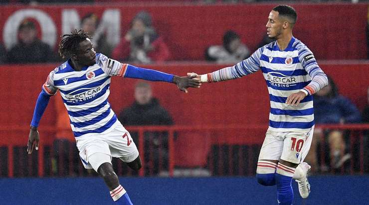 Amadou Salif Mbengue (Reading) bật cao hơn các hậu vệ đối phương trong vòng 5m50 để đón quả phạt góc và ghi bàn với một cú đánh đầu đập đất vào ngay giữa khung thành. Thủ môn đã không kịp phản ứng trong tình huống vừa rồi. Tỉ số bây giờ là 3:1.