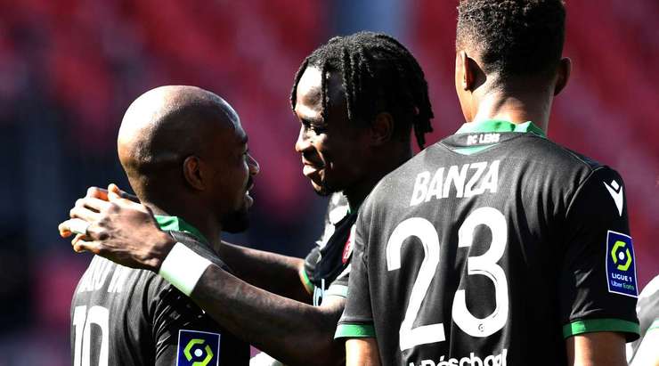 Vào! Gael Kakuta (Lens) giành chiến thắng trên chấm phạt đền bằng một cú sút không thể cản phá, vượt qua tầm với của thủ môn Gautier Larsonneur vào góc thấp bên trái.