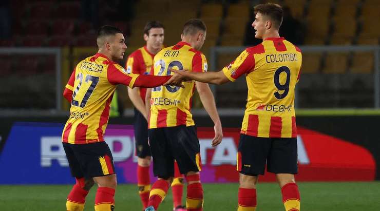 Vào - 1:2! Giuseppe Pezzella kiến tạo cho Gabriel Strefezza (Lecce) trong vòng cấm và anh ấy đưa bóng vào góc phải phía dưới và qua Guillermo Ochoa.