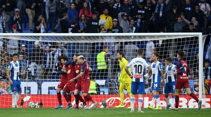 Vào! Pervis Estupinan đưa bóng đến đầu của Ruben Garcia (Osasuna), người có một nhiệm vụ dễ dàng để ghi bàn vào lưới trống. 1:1.