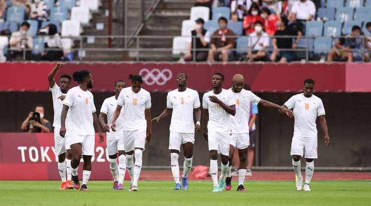 Bóng đã nằm gọn trong lưới! Max Gradel thực hiện một quả tạt xuất sắc từ quả phạt góc, Eric Bailly (Bờ Biển Ngà) tìm được khoảng trống cho mình trong vòng cấm và tung một cú sút không thể cản phá. Pha dứt điểm của anh ấy đập cột dọc bên phải vào lưới. 0:1.