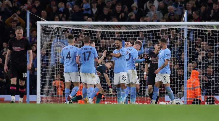 Vào 5:0! Cole Palmer (Manchester City) đệm bóng thành bàn từ cự li gần sau khi bóng bật ra tới hướng di chuyển của anh ấy.