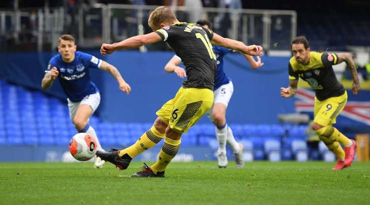 James Ward-Prowse (Southampton) không thể ghi bàn từ chấm phạt đền! Cú sút của anh dội xà ngang.