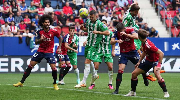 Guido Rodriguez (Betis) đánh đầu đưa bóng vào chính giữa khung thành sau một quả tạt tuyệt đẹp. Tình huống bật cao đánh đầu hoàn hảo của anh sẽ là một khoảnh khắc khó quên của trận đấu ngày hôm nay.