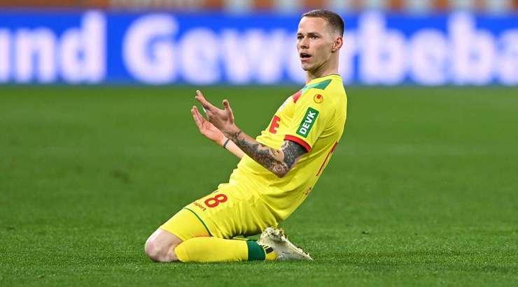 Ondrej Duda (Köln) đón quả tạt tại rìa vòng cấm vào khu vực 16m50 và anh tung cú sút trái phá chuẩn xác vào góc trái phía trên!