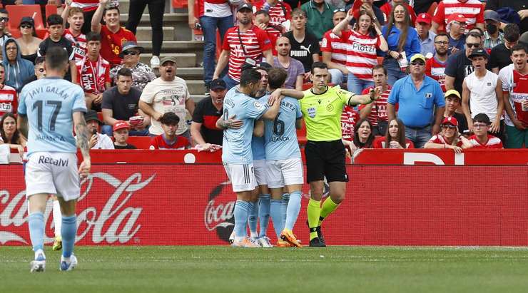 Iago Aspas (Celta Vigo) phản xạ rất nhanh trong vòng cấm và anh đã ghi bàn bằng một cú sút không thể cản phá!