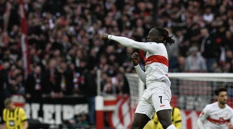 VÀO 1:2! Tanguy Coulibaly (VfB Stuttgart) đi bóng lắt léo vượt qua một vài hậu vệ đối phương trước khi tung cú sút từ rìa vòng cấm. Bóng chạm một cầu thủ khác và đổi hướng đi thẳng vào lưới.