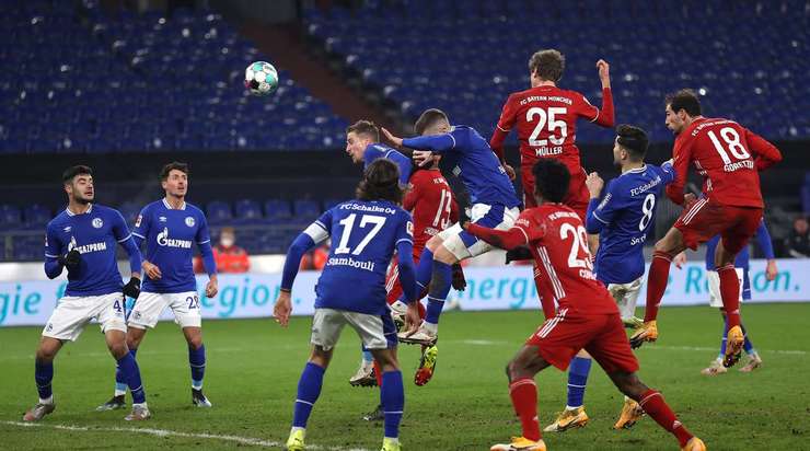 Bóng đã nằm trong lưới! Joshua Kimmich câu bóng vào vòng cấm từ quả đá phạt, nơi Thomas Muller (Bayern Munich) thoát khỏi người theo kèm và đánh đầu từ rìa vòng 5m50, đưa bóng thẳng vào mép trong cột dọc. Tỉ số bây giờ là 0:3.