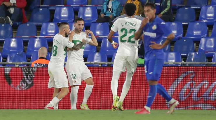 Lucas Perez (Elche) có rất nhiều khoảng trống sau khi đón một đường chuyền chính xác trong vòng cấm. Anh không do dự tung một cú sút tuyệt vời, đưa bóng vào góc thấp bên phải cầu môn.