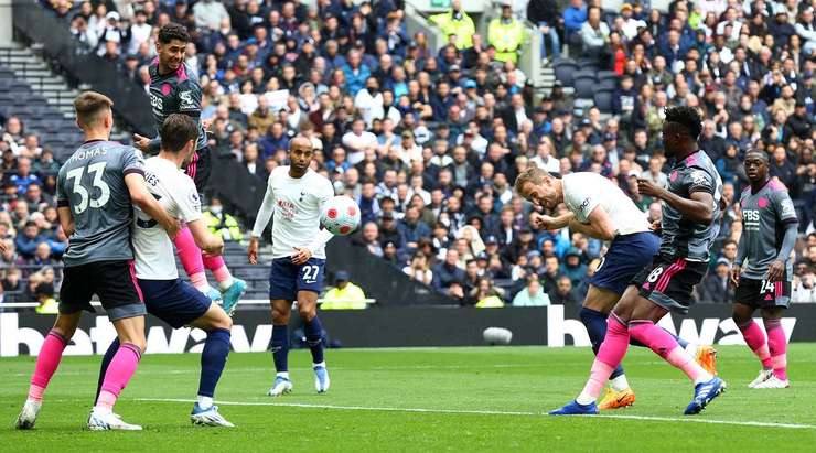 Harry Kane (Tottenham) bật cao hơn các hậu vệ đối phương trong vòng 5m50 để đón quả phạt góc và ghi bàn với một cú đánh đầu rất tốt vào góc thấp bên phải. Thủ môn đã không kịp phản ứng trong tình huống vừa rồi. Tỉ số bây giờ là 1:0.