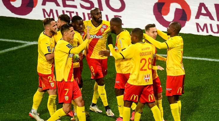 Vào! Gael Kakuta (Lens) ghi bàn với một cú sút tuyệt vời vào bên phải khung thành sau khi được giải thoát trong vòng cấm bởi một đường chuyền bổng xuất sắc từ Florian Sotoca. Tỉ số bây giờ là 1:1.