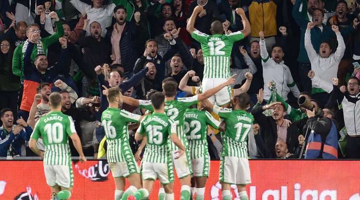 Một pha dứt điểm tuyệt vời! Sidnei (Betis) nhận bóng sau một tình huống chạy chỗ để tạo khoảng trống rất tốt bên trong vòng cấm, anh sút bóng chuẩn xác vào góc cao bên phải.