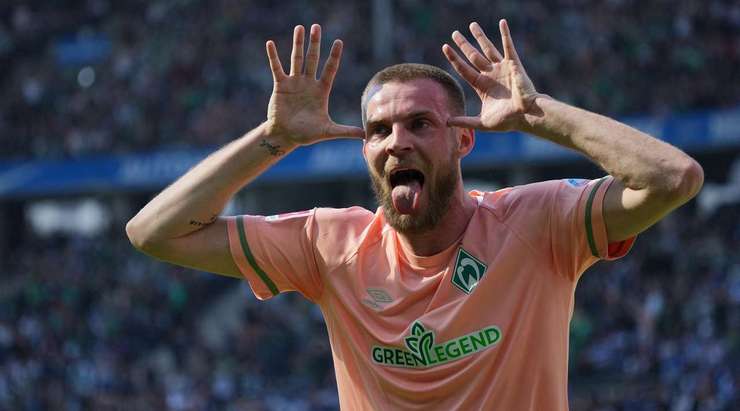 Vào rồi! Marvin Ducksch (Werder Bremen) tìm được một khoảng trống bên trong vòng cấm và trình diễn một cú đánh đầu cận thành không thể cản phá vào góc trái khung thành sau đường lob bóng tinh quái của Christian Gross. Tỉ số là 0:2.