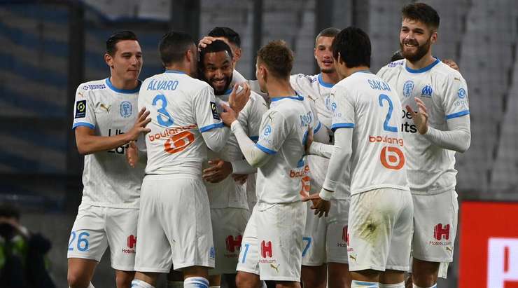 Jordan Amavi (Marseille) đang ăn mừng sau một bàn thắng tuyệt đẹp. Anh ấy có vừa đủ khoảng trống trong vòng cấm để đón quả đá phạt và đánh đầu chuẩn xác làm tung nóc lưới.