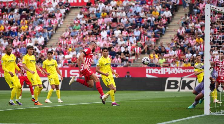 VÀO! David Lopez (Girona) nhận bóng ở một vị trí ngay trước mặt khung thành, và chắc chắn là anh sẽ không thể bỏ lỡ những cơ hội như thế này. Cú sút của cầu thủ này đi dội xà ngang vào lưới. Tỉ số là 1:1.