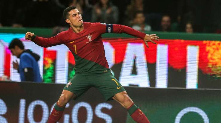 Vào! Cristiano Ronaldo (Bồ Đào Nha) sút bóng vào góc thấp bên trái khung thành, vượt qua tầm với của Benjamin Buchel dù thủ môn đã đổ người hết cỡ.