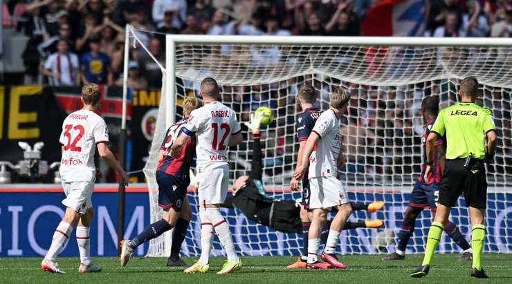 Một cú sút tuyệt vời! Tommaso Pobega (AC Milan) thể hiện khả năng dứt điểm của mình với một cú sút xa về phía khung thành. Pha dứt điểm xuất sắc của anh ấy đi dội cột dọc bên trái vào lưới, đánh bại thủ môn.