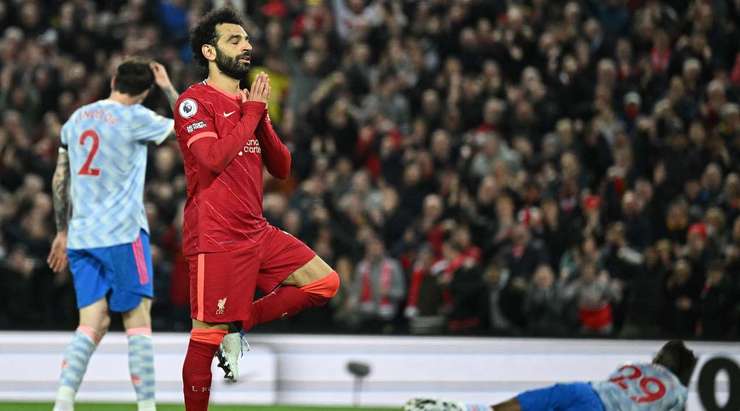 Vào! Diogo Jota chuyền bóng cho Mohamed Salah (Liverpool) thoát xuống đối mặt với thủ môn trước khi anh này lốp một đường bóng chuẩn xác từng milimét qua đầu thủ môn để vào lưới!