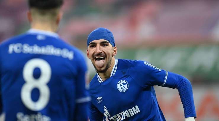 Vào - 1:2! Suat Serdar chuyền bóng như đặt cho Nassim Boujellab (Schalke), người có một cú sút từ cự ly gần vào nửa bên phải khung thành, đánh bại thủ môn.